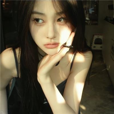 穿黄睡衣的女孩